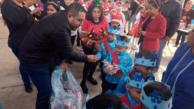 Lleva El Alcalde No Ramos Alegr A Y Obsequios A Los Alumnos De La